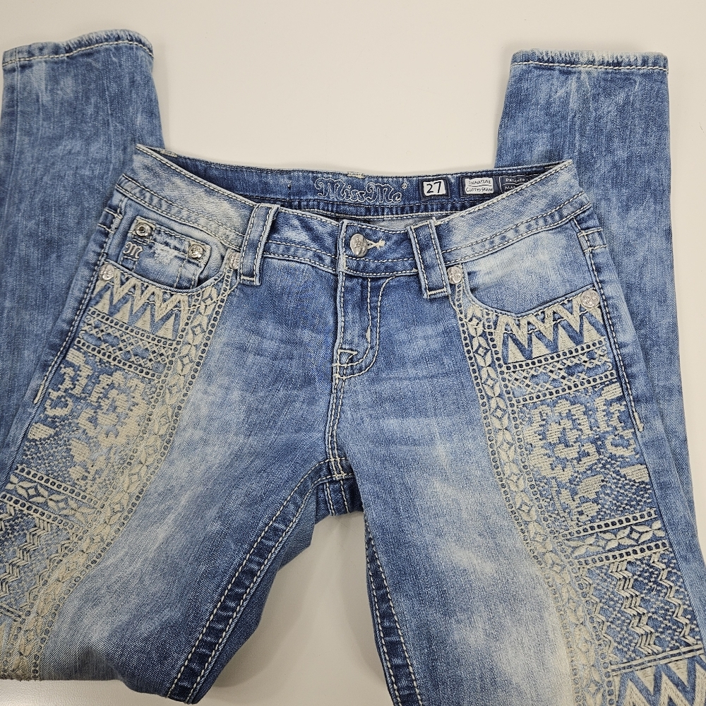 Rare hard to find Miss Me stone wash embroidered skinny jeans size 27